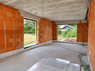 Rustig wonen in het groen, in een doodlopende straat op de Locht in Eksel? Deze moderne nieuwbouwwoning combineert een aangename ligging met hedendaags wooncomfort en voorzien van de nieuwste technieken. Daarnaast beschikt de woning over een regenwaterput van 7.500 liter, aangesloten op de wc-spoeling, wasmachine en buitenkraan.<br /><br />De woning wordt volledig afgewerkt opgeleverd, klaar voor de schilder, waarbij u bovendien nog inspraak heeft in de afwerking van de keuken. De oplevering is momenteel voorzien in november 2026 en u betaalt pas bij oplevering.<br /><br />Indeling:<br />GELIJKVLOERS:<br />- Inkomhal<br />- Gastentoilet<br />- Open leefruimte met woonkamer, eetkamer en keuken<br />- Berging<br /><br />VERDIEPING:<br />- Nachthal<br />- Apart toilet<br />- Berging<br />- 3 slaapkamers<br />- Badkamer<br /><br />Extra troeven:<br />+ Rustige ligging in een doodlopende straat en omgeven door groen<br />+ Betaal pas bij oplevering en akte<br />+ Buitenaanleg inbegrepen<br />+ Parket voorzien in de slaapkamers<br />+ Energiezuinig wonen: volledige dakoppervlakte voorzien voor zonnepanelen --> omvormer voor batterij wordt reeds voorzien<br /><br />Wens je graag een bezichtiging? Contacteer ons en we helpen je dichtblij verder!<br />* Plannen en visualisaties zijn louter indicatief en niet contractueel bindend. Meubilair, indeling en afmetingen kunnen afwijken.