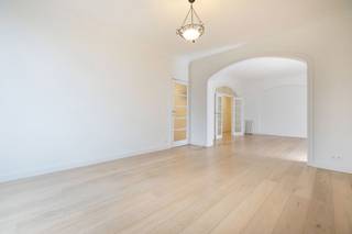 UCCLE, idéalement situé entre Montjoie et le Bois de la Cambre, sis au 4e étage d’un petit immeuble, nous vous présentons ce magnifique appartement au caractère préservé de ± 120m² en parfait état général. Ascenseur, double vitrage et chauffage collectif au gaz. Electricité conforme. <br />
<p><u>4e étage</u> : Appt "Lot 5"</p>
<ul>
<li>Grand hall d'entrée avec vestiaire</li>
<li>Lumineux living de ± 41m²</li>
<li>Cuisine de ± 15m super équipée avec coin buanderie et accès à la terrasse</li>
<li>Chambre 1 de ± 18m² avec accès à la terrasse</li>
<li>Chambre 2 de ± 13m²</li>
<li>Salle de bains avec double lavabos</li>
</ul>
Cave n° 5