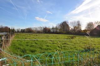 BINNENKORT TE KOOP - ZELE: landelijk gelegen halfopen nieuwbouwwoning op 669 m2 grond met uitgestrekt landelijk uitzicht - Indeling: gelijkvloers: inkomhal met toilet, ruime living met grote ramen die uitzicht bieden over de velden, ingerichte keuken met eiland (AEG- of SIEMENS-toestellen), berging/technische ruimte, inpandige garage en fietsenstalling - 1ste verdieping: 3 slaapkamers, apart toilet en badkamer met ligbad en grote inloopdouche - dakverdieping: zolder en mogelijkheid om 2 extra kamers met badkamer en apart toilet te voorzien (meerprijs op aanvraag) - vloerverwarming op gelijkvloers en verdieping via warmtepomp, ventilatie D, zonnepanelen - oprit en terras inbegrepen - 6% btw-tarief op de ruwbouw mogelijk (afhankelijk van de situatie van de koper)