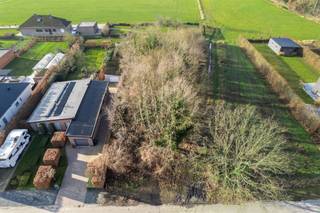 <p><span>Knap perceel van 1.634 m² voor open bebouwing, gelegen op een residentiële toplocatie nabij het centrum van Putte. </span></p><p><span>Dit mooie, perfect zuidwest georiënteerde perceel in een doodlopende straat biedt de ideale kans om uw droomwoning te realiseren, met volgende bouwvoorschriften: voorgevelbreedte 9,93 m en een maximale bouwdiepte van 17 m op het gelijkvloers.</span></p><p><span> </span></p><p><span>De grond bevindt zich in een rustige, landelijke en residentiële omgeving, met scholen, winkels en openbaar vervoer op fietsafstand. </span></p><p><span>Dankzij de centrale ligging tussen Brussel en Antwerpen, nabij belangrijke invalswegen, geniet u bovendien van een uitstekende bereikbaarheid.</span></p><p><span> </span></p><p><span>Vrijblijvende informatie via 015/755 444 of info@immovercammen.be.</span></p>