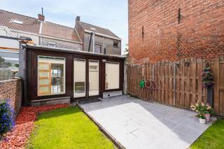 ooie, instapklare woning te koop, gelegen in Beiaardstraat 93, Burcht, met 3 slaapkamers en zicht op de Schelde.

<p>Deze charmante woning ligt in een groene en rustige omgeving, op wandelafstand van het water en nabij belangrijke invalswegen. Dankzij de drie ruime slaapkamers en een verzorgde tuin van 48 m² is dit een ideale gezinswoning. De ligging combineert het beste van twee werelden: een residentiële buurt met natuur rondom én vlotte verbinding naar het centrum en openbaar vervoer.</p>

<p>Belangrijkste ruimtes:<br />• Woonkamer (24 m²) met veel lichtinval<br />• Eetkamer (10 m²) aansluitend op de keuken<br />• Keuken (11 m²) met toegang tot de veranda (13 m²)<br />• Drie slaapkamers (30 m², 18 m², 12 m²)<br />• Badkamer (8 m²)<br />• Tuin (48 m²) met tuinhuis (10 m²)<br />• Kelder (8 m²)</p>

<p>Troeven:<br />• Instapklare woning met 3 slaapkamers en zicht op de Schelde<br />• Groene omgeving en rustige buurt vlakbij invalswegen<br />• Verzorgde tuin met tuinhuis</p>

<p>Neem vandaag nog contact op met je ERA-makelaar voor een bezoek.JOUW DROOMHUIS. ZO GEVONDEN!</p>