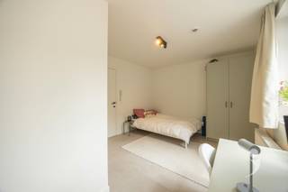 <h3><span>Investeren in een studentenkamer met eigen badkamer in Leuven</span></h3><p><span>Een centrale ligging en het comfort van volledig eigen sanitair: deze studentenkamer in Residentie Diestse beschikt over twee belangrijke troeven voor de Leuvense studentenmarkt.</span></p><p><span>De kamer is ingericht en voorzien van een privébadkamer met douche, toilet en lavabo. Studenten beschikken zo over hun eigen plek om te studeren en tot rust te komen, zonder de sanitaire voorzieningen te moeten delen. Voor het koken kunnen ze terecht in een van de twee gemeenschappelijke keukens.</span></p><p><span>Residentie Diestse ligt in de Diestsestraat, tussen het station en het historische stadscentrum. Verschillende faculteiten, winkels en dagelijkse voorzieningen bevinden zich op wandelafstand. De overige campussen zijn gemakkelijk bereikbaar met de fiets.</span></p><p><span>De kamer is momenteel verhuurd en kan daardoor interessant zijn voor wie op zoek is naar een vastgoedinvestering met bestaande huurinkomsten. Daarnaast kan ze op termijn een eigen verblijfplaats bieden aan studerende kinderen, rekening houdend met de lopende huurovereenkomst.</span></p><p><span>Een praktische studentenkamer met de privacy van een eigen badkamer, op een locatie waar studenten graag verblijven.</span></p>
