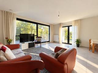 <p><strong>BEZOEK AANVRAGEN ENKEL VIA DE WEBSITE IMMODAVINCI.BE<br /><br />LIGGING</strong><br />Dit appartement is gelegen in de Gestichtstraat en bevindt zich op de eerst verdieping van de residentie "Greenview”. Dankzij de ligging nabij de Zwijnaardsesteenweg en de belangrijke invalswegen geniet u van een vlotte bereikbaarheid met zowel de wagen als het openbaar vervoer. In de directe omgeving bevinden zich verschillende winkels, scholen en dagelijkse voorzieningen. Ook het centrum van Gent, Gent-Sint-Pieters, het Technologiepark en het UZ Gent bevinden zich in de nabije omgeving.<br /><br /><strong>INDELING<br /></strong>Via de inkomhal komt u terecht in de<strong> </strong>ruime en lichtrijke leefruimte met een open, volledig geïnstalleerde keuken. Dankzij de grote raampartijen geniet de leefruimte van veel natuurlijke lichtinval en heeft u rechtstreeks toegang tot het ruime terras. De open keuken is uitgerust met kwalitatieve toestellen en beschikt over voldoende opbergruimte. Verder omvat het appartement drie volwaardige slaapkamers, een moderne badkamer met dubbele lavabo en inloopdouche, een afzonderlijk toilet en twee praktische bergingen waarvan 1 met aan-en afvoer wasmachine. Als extra troef beschikt het appartement over een private parkeerplaats.<br /><br />Huurprijs appartement: € 1.100 / maand <br />Huur staanplaats: € 75 / maand <br />Forfait gemeenschappelijke kost: € 85 / maand<br />Huurovereenkomst: 3 jaar<br />Beschikbaar: 1/1/2027<br /><br />BEZOEK AANVRAGEN ENKEL VIA DE WEBSITE IMMODAVINCI.BE</p>