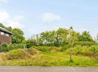 <p>Droomt u ervan een woning te bouwen die volledig aan uw wensen voldoet in een rustige en residentiële omgeving?</p><p>Ontdek deze prachtige bouwgrond van 609 m², ideaal gelegen in Dottenijs.</p><p>Dankzij de mooie oppervlakte en de uitstekende oriëntatie biedt dit perceel de mogelijkheid om uw bouwproject in open bebouwing te realiseren en te genieten van een aangename woonomgeving.</p><p><b>Troeven:</b></p><ul><li>Oppervlakte van 609 m²</li><li>Vrije bouw van het type open bebouwing</li><li>Gelegen in een rustige en gegeerde woonwijk</li><li>Gezinsvriendelijke en aangename omgeving</li><li>Dicht bij voorzieningen, scholen, winkels en belangrijke invalswegen</li></ul><p>De ideale bouwgrond om uw woonproject werkelijkheid te maken.</p>