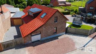 Op zoek naar ruimte, rust en mogelijkheden? In het landelijke Horpmaal vindt u deze bijzonder ruime gezinswoning op een prachtig perceel van maar liefst 2.140 m². Met haar royale leefruimtes, drie slaapkamers, twee garages, multifunctioneel bijgebouw, 26 zonnepanelen en uitgestrekte tuin met achterliggende weide heeft deze woning heel wat te bieden.<br />Hier geniet u niet alleen van een ruime woning, maar ook van de vrijheid om wonen, werken en hobby's perfect te combineren.<br /><br />Neem contact op met Niels via 0473 39 44 39 en ontdek deze eigendom tijdens een persoonlijke bezichtiging.<br /><br />Bij binnenkomst wordt u verwelkomd in een ruime inkomhal die toegang geeft tot de verschillende vertrekken op het gelijkvloers.<br />De grote leefruimte vormt samen met de open keuken het hart van de woning. Grote raampartijen zorgen voor veel natuurlijk licht en creëren een mooie verbinding met het terras en de tuin. Vanuit de keuken kijkt u heerlijk uit over het uitgestrekte perceel.<br />Aansluitend bevindt zich een praktische berging met rechtstreekse toegang tot de tuin.<br />Daarnaast beschikt het gelijkvloers over een ruime polyvalente kamer. Ideaal als bureau, praktijkruimte, hobbykamer of extra kamer, afhankelijk van uw persoonlijke wensen. Een bijkomende ruimte is reeds voorzien als badkamer en wordt momenteel gebruikt als speelkamer.<br /><br />Ook voor wie nood heeft aan opslag- of werkruimte heeft deze eigendom heel wat in huis. Er zijn maar liefst twee ruime garages en een afzonderlijk multifunctioneel bijgebouw dat perfect dienst kan doen als atelier, hobbyruimte of opslagplaats.<br /><br />Op de eerste verdieping brengt de lichtrijke nachthal u naar drie volwaardige slaapkamers en een apart toilet.<br />Eén van de slaapkamers beschikt over een aansluitende dressing. Een andere slaapkamer geniet dan weer van een eigen badkamer met douche en dubbele lavabo.<br /><br />Een absolute troef van deze eigendom is het uitzonderlijk ruime perceel van 2.140 m².<br />Het grote terras, de tuin en de achterliggende weide bieden bijzonder veel mogelijkheden voor gezinnen, dierenliefhebbers, hobbyisten of iedereen die simpelweg verlangt naar meer buitenruimte en privacy.<br />Hier is plaats om te spelen, tuinieren, ontspannen of gezellig samen te zijn met familie en vrienden.<br /><br />Doorheen de woning werden reeds verschillende belangrijke renovatiewerken uitgevoerd, waardoor er vandaag een uitstekende basis aanwezig is om de woning verder naar eigen smaak af te werken.<br />Ook energetisch werd reeds geïnvesteerd. Zo zijn er 26 zonnepanelen aanwezig. De leidingen voor de aardgasinstallatie zijn eveneens reeds voorzien. De definitieve aansluiting en ingebruikname van de aardgasinstallatie en zonnepanelen dienen nog te gebeuren.<br /><br />De woning beschikt momenteel over een EPC-label D. De verdere ingebruikname van de reeds aanwezige voorzieningen biedt potentieel om de energieprestaties verder te verbeteren.<br /><br /><strong>Troeven op een rij</strong>
<ul>
<li>Perceel van maar liefst 2.140 m²</li>
<li>Ruime gezinswoning met 3 volwaardige slaapkamers</li>
<li>Grote en lichtrijke leefruimte</li>
<li>Ruime open keuken met zicht op de tuin</li>
<li>Groot terras, tuin én achterliggende weide</li>
<li>2 ruime garages</li>
<li>Multifunctioneel bijgebouw/atelier</li>
<li>Mogelijkheid voor bureau of praktijkruimte</li>
<li>Dressing en badkamer bij de slaapkamers</li>
<li>26 zonnepanelen aanwezig</li>
<li>Belangrijke renovatiewerken reeds uitgevoerd</li>
<li>Veel mogelijkheden voor wonen, werken én hobby's</li>
</ul>
Bent u benieuwd hoeveel ruimte deze woning werkelijk te bieden heeft? Een bezoek zegt meer dan foto's alleen.<br /><br /><span>De vermelde oppervlaktes zijn indicatief. JM Vastgoed kan niet verantwoordelijk gesteld worden voor de juistheid van de verstrekte gegevens.</span>