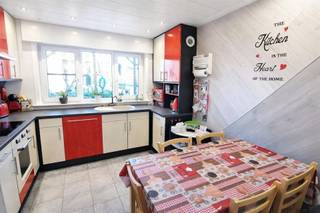 Ontdek deze vrijstaande woning in een rustige, doodlopende straat, gelegen op een ruime kavel van 735 m². Binnenin geniet je van drie...