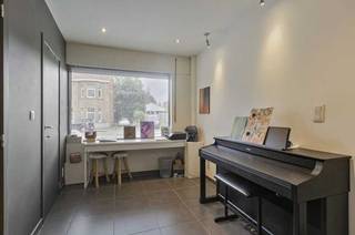 Deze charmante, instapklare woning, volledig gerenoveerd in 2008, combineert comfort met een uitstekende ligging. Met een open leefruimte, 2...