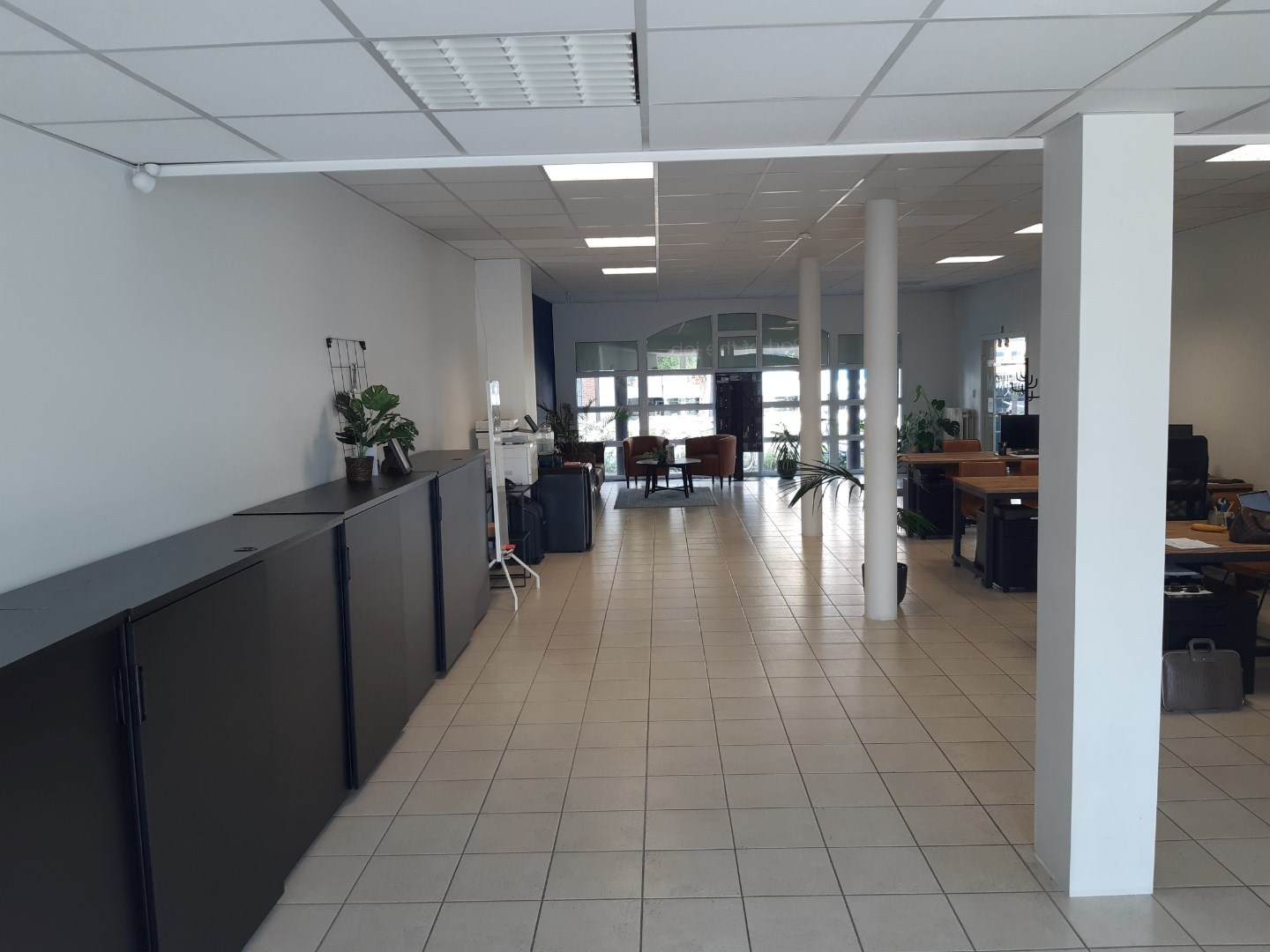 Uitstekend gelegen commercieel pand met parkeermogelijkheden ! - foto 4