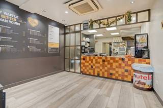 Bureau paysager moderne et central (environ 200 m²) à louer situé à Bruges.Disposition :- Entrée spacieuse avec toilettes (5 m²)- Bureau paysager...