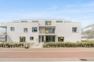 Geniet van luxe en duurzaamheid in dit prachtig nieuwbouwappartement op wandelafstand van de zee. De royale living met moderne open keuken vormt een lichtrijk geheel, dat naadloos aansluit op het grote terras van 68 M2 voor een optimaal vakantiegevoel. Dit energiezuinige appartement is klaar voor de toekomst dankzij een EPC A-attest en geothermische verwarming. Met drie ruime slaapkamers, een praktische aparte berging en een gemeenschappelijke fietsenberging is aan alle comfort gedacht. Bovendien is er de mogelijkheid tot de aankoop van een garage. Een unieke kans op een stijlvolle en zorgeloze thuis aan de kust!