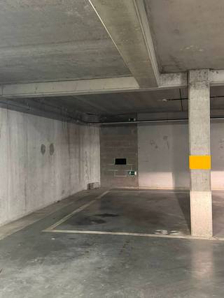 Perfectly situated parking spot in the heart of the city center. Easy access in a recent building. Equipped with a remote control for...