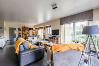 Dit instapklaar appartement op het eerste verdiep combineert ruimte, licht en comfort op een uitstekende locatie in Steendorp.<br /><br />Bij het binnenkomen word je verwelkomd in een inkomhal met gastentoilet. Vervolgens kom je in de <strong>lichtrijke leefruimte</strong> met <strong>open keuken</strong> en aansluitende <strong>berging</strong>. In de leefruimte is bovendien een aparte hoek voorzien die ideaal kan dienen als bureau of leeshoek. Vanuit de leefruimte heb je toegang tot twee terrassen: een <strong>ruim terras van 18 m²</strong> en een kleiner terras van 3 m².<br /><br />Achteraan het appartement bevinden zich <strong>drie volwaardige slaapkamers</strong> en een verzorgde badkamer, uitgerust met bad, douche en dubbele wastafel. Aan de achterzijde is er nog een <strong>derde terras </strong>van 3,8 m².<br /><br />Dit appartement is <strong>zeer goed onderhouden</strong>, beschikt over een <strong>EPC-label A</strong> en de elektriciteit is conform, een zorgeloze aankoop dus.<br /><br />Garagebox verplicht mee aan te kopen <strong>25 000€</strong>.<br /><br />Kortom, dit appartement biedt alles wat je zoekt: ruimte, functionaliteit en energiezuinig wonen met meerdere buitenterrassen.<br />Wenst u een kijkje te nemen? Maak gerust een afspraak via 03 502 98 74 of emily@claves.be<br /><br /><span>(stedenbouw in aanvraag) </span><br /> 