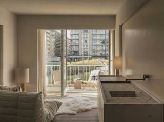 Appartement met zuidgericht terras en uniek zeezicht<br /><br />Ben je op zoek naar een unieke stek aan de kust waar je kunt genieten van verfijnd wooncomfort en adembenemende zonsondergangen? <br />Dan is dit appartement op een toplocatie in het centrum van Middelkerke een zeldzame opportuniteit! <br /><br />In dit architecturale pareltje, dat plaats biedt aan vier personen, gaan comfort en design hand in hand. TJIP architecten zorgde voor het originele en doordachte ontwerp, Waeles Puur Maatwerk vertaalde het concept in verfijnd meubilair en een high end afwerking.<br /><br />De lichtrijke leefruimte sluit naadloos aan op het zuidwest-gericht terras waar je verwend wordt met een fantastisch uitzicht: de zee, het Epernayplein, en het iconische SILT casino.<br />Kortom, de ideale setting om het ‘upcoming’ Middelkerke vanop de eerste rij te beleven. Perfect als tweede verblijf of als rendabele en zorgeloze investering in een trendy badstad. <br /><br />Dit instapklare appartement op de eerste verdieping heeft ook een private kelderberging. Er is een lift voorzien in het gebouw en er is gemeenschappelijke ophaling van afval. <br /><br />Deze extra's zijn in de prijs inbegrepen:<br />- dubbel met bed met matras en opbergfunctie<br />- stapelbed op maat met matrassen<br />- buitentapijt op maat voor terras<br />- plantenbakken met duingrassen op terras<br /><br />Het aanwezige designmeubilair en de zorgvuldig uitgekozen accessoires zijn optioneel beschikbaar voor overname.