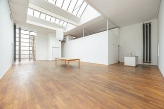 <br />Cette maison moderne, conçue par l'architecte belge Georges Baines, symbolise le modernisme intemporel en harmonie avec l'architecture fonctionnelle. La propriété partage son emplacement unique avec l'emblématique « Maison Guiette », l'un des premiers modèles théoriques de maison de Le Corbusier. Ce chef-d'œuvre, en partie inspiré de l'architecture médiévale flamande traditionnelle, est la seule œuvre de Le Corbusier conservée en Belgique. Ensemble, ces joyaux architecturaux forment un magnifique ensemble au sein d'un ensemble plus vaste et impressionnant.<br /><br />La maison dispose d'une superficie spacieuse de plus de 700 m², répartie sur plusieurs niveaux, et est idéale pour un usage de bureau avec stockage. Située dans un emplacement central à l'arrière du Nachtegalenpark à Wilrijk, la maison est facilement accessible, avec des connexions directes à l'A12 et à seulement 1,5 km de la R1 et de la R10.<br />Le rez-de-chaussée d'environ 215 m² comprend un hall d'entrée spacieux, un escalier, un ascenseur, un garage intérieur et une grande pièce avec cuisine. À l'arrière du bâtiment se trouve un espace bureau avec accès au jardin. Le sous-sol offre un espace fermé d'environ 130 m².<br /><br />Le premier étage est une pièce polyvalente de 180 m² avec des placards intégrés, une kitchenette et des toilettes. <br /><br />Le deuxième étage est un véritable joyau : un grand espace de 180 m² avec parquet et hauts plafonds jusqu'à la charpente, équipé de la climatisation. Grâce à ses grandes baies vitrées, cet espace bénéficie d'une lumière naturelle abondante, ce qui contribue à créer une atmosphère inspirante. Une mezzanine de 60 m² offre un espace supplémentaire et renforce l'ouverture de cet étage. Un escalier séparé relie l'atelier à un espace de rangement supplémentaire de 30 m².<br /><br />Atouts :<br />- Excellent emplacement<br />- Ascenseur disponible<br />- Climatisation disponible au deuxième étage<br />- Parking dans le bâtiment