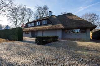 <p><span>Ruime karaktervolle villa met praktijk of als kangoeroewoning met Zuidwest tuin.</span></p><p><span> </span></p><p><span>Gelegen in het residentiële Schilde-Bergen vooraan te Schilde, biedt deze praktijkvilla een unieke combinatie van ruimte, modern comfort en elegante architectuur. Met verschillende verbouwingen, centraal gelegen, vlakbij invalswegen, winkels, scholen, restaurants, sportfaciliteiten, openbaar vervoer en toch rustig midden in het groen.  Met 4 ruime slaapkamers, 2 badkamers en een aparte praktijkruimte/bureau is er voldoende ruimte voor een groot gezin, om gasten te ontvangen EN een vrij beroep of kangoeroewoning.</span></p><p><span>Zodra u het pand betreedt, wordt u verwelkomd in de inkomhal die toegang geeft tot alle kamers op het gelijkvloers. </span></p><p><span>De op maat gemaakte keuken (2019) met directe toegang tot de aangelegde tuin, is uitgerust met kwalitatieve toestellen en hoogwaardige afwerking. </span></p><p><span>De leefruimte (52 m²)  met annex zomerkamer baadt in natuurlijk licht en straalt een warme sfeer uit dankzij de gashaard, ook van hieruit directe toegang tot het ruime terras met een mooi rustgevend tuinzicht.  Zalig vertoeven in de omheinde aangelegde Zuidwest tuin met gezellig terras en groene hoge hagen.</span></p><p><span>De ingerichte praktijkruimte/bureau (80m²) bestaande uit 3 ineen vloeiende kamers, is zowel via de inkomhal alsook via een apart voorziene buitendeur bereikbaar. Deze woning combineert wonen en werken op een doordachte manier waardoor professioneel gebruik perfect kan samengaan met het privéleven, zonder in te boeten aan privacy. Naastgelegen een berging (7.5 m²) met zolder ideaal als archiefruimte of opslagplaats.</span></p><p><span>De 3 slaapkamers (24m² - 14m² - 14m²) boven zijn lichtrijk en praktisch ingericht met maatkasten en voorzien van vliegenramen.   </span></p><p><span>Een polyvalente ruimte (20m²) met veel opbergplaats kan mits 2 extra Velux ramen perfect als 4</span><span><sup>de</sup></span><span> slaapkamer ingericht worden. </span></p><p><span>De 2 vernieuwde badkamers (2023) zijn luxueus afgewerkt met natuursteen en inloopdouches. De hoofdbadkamer beschikt bovendien over een vrijstaand bad.  Beide hebben directe aansluiting met verschillende kamers. </span></p><p><span>Verder is er een inpandige garage met een extra brede (4.5m) hoge (2.45m) automatische poort, deze biedt voldoende opslagruimte en parkeergelegenheid voor één grote wagen en een oprit met 4 parkeerplaatsen.</span></p><p><span>Het huis, volledig onderkelderd bestaande uit 2 praktische keldercompartimenten (57m²) en de rest uit kruipruimten.  Combinatie van overwegend parketvloeren en tegels.  </span></p><p><span>Het dak van de woning is gedekt met riet, totaal vernieuwd in 2000 en bijgevuld in 2025.</span></p><p><span>Dit is een luxe woning die perfect geschikt is voor families of professionals die zoeken naar een voornaam onderkomen in een rustige maar goed bereikbare omgeving.</span></p><p><span> </span></p><p><span>Kom en ontdek deze buitengewone combinatie van ruimte en comfort en maak van deze schitterende villa uw nieuwe thuis. </span></p><p><span>Contacteer ons voor meer info of plan een bezoek aan dit uniek pareltje! <span>www.buytaertimmo.be</span></span><span> </span></p><p><span> </span></p><p><span>Pluspunten: topligging, extra aangrenzende grote praktijk of kangoeroewoning, omheinde en aangelegde Zuidwest tuin, ruimtelijk ingedeeld, nieuwe keuken (2019) en badkamers (2023), nieuwe Vaillantketel (2023), tuinberegening, waterontharder, robotmaaier, vernieuwd dak (2000) en bijgevuld (2025), EPC B, EK conform, Asbest veilig, rolluiken gelijkvloers, vlieghorren 1</span><span><sup>ste</sup></span><span> verdieping en keukendeur…</span></p><p><span> </span></p><p><span> </span></p><p><span> </span></p>