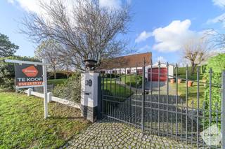 In het hart van de gegeerde en uiterst rustige residentiële wijk “Westhoekverkaveling” bevindt zich deze authentieke, perfect...