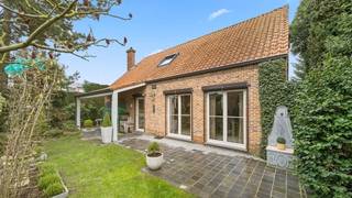 Rustig gelegen landhuis op een perceel van 4a79ca. Zuid-west georiënteerd.De woning omvat: inkomhal, wc, living van 57m² met open ingerichte keuken,...