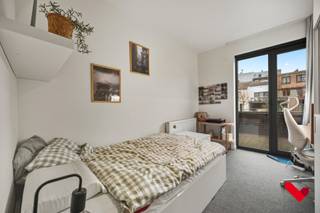 <p>Deze mooie en uitstekend onderhouden studentenkamer biedt alles wat je nodig hebt voor een comfortabel verblijf in Leuven. De kamer beschikt over een eigen badkamer met douche en toilet, een vast bureaumeubel, voldoende kastruimte en een privéfrigo.<br /><br />De gemeenschappelijke keuken vormt de ideale plek om samen met medestudenten te koken, te eten en even te ontspannen. Vanuit de kamer heb je bovendien rechtstreekse toegang tot het gemeenschappelijke terras en de tuin, een aangename en rustige buitenruimte midden in de bruisende studentenstad.<br /><br />Ook de ligging is een grote troef. De residentie bevindt zich op wandelafstand van de Vaartkom en het Sluispark, twee van de hipste en meest levendige buurten van Leuven. Bovendien liggen de verschillende faculteiten en campussen op een boogscheut.<br /><br />De residentie biedt studenten een aangename, comfortabele en gezellige woonomgeving, waar studeren, samenleven en ontspannen mooi in balans zijn.<br /><br />Huurprijs: €630/maand<br />Forfait nutsvoorzieningen: €60/maand<br />Forfait gemeenschappelijke en vaste kosten: €60/maand<br /><br />Minimum huurtermijn: 1 jaar<br /><br />Interesse of graag eens komen kijken? Voor meer informatie of een bezoek ter plaatse kan je contact opnemen via +32 16 23 21 45 of info@bvm-vastgoed.be.</p>