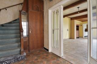 <p><span>DISCOVERY DAY || zaterdag 10 oktober ||</span></p><p><span>Kom deze woning vrijblijvend bezoeken tussen 13u en 14u.</span></p><p><span> </span></p><p><span> </span></p><p><span>HALF OPEN WONING MET VEEL WOONRUIMTE</span></p><p><span> </span></p><p><span>Deze gezinswoning kijkt uit naar een verdere afwerking.<br />Stevig in zijn schoenen met heel veel potentieel en aangenaam tuincontact.<br /><br />Een warme inkomhal met een mooie trap verwelkomt. <br />Achter de dubbele glazen deur komt een aardige leefruimte opzetten. <br />Tuincontact is er al, uitbreidingsmogelijkheden zijn er ook en bieden ruimte voor nieuwe, creatieve ideeën. <br /><br />De keuken is momenteel apart, maar kan perfect meer betrokken worden, zo ontstaat een extra dimensie die een open sfeer creëert . <br />Vooraan is een extra ruimte die kan ingezet worden als bureau, speel- of hobbykamer.</span></p><p><span> </span></p><p><span>Op het eerste verdiep zijn 2 slaapkamers en een aanzet tot een badkamer (leidingen reeds aanwezig).<br />De traphal verbindt ook de zolder die voorziet in nog 2 slaapkamers.<br /><br />Er is een berging grenzend aan de keuken en een grote kelderruimte.<br />Met oprit en garage.</span></p><p><span> </span></p><p><span>Buiten komt de tuinliefhebber zeker aan zijn trekken, heel veel ruimte staat klaar om ingericht te worden, spelen en genieten perfect te combineren.<br /><br /></span></p><p><span>Het zichtbare vochtprobleem is intussen opgelost, zolder en verdiep zijn reeds voorzien van de nodige isolatie.</span></p><p><span> </span></p><p><span>HALF OPEN<br />EXTRA LARGE TUIN<br />VEEL MOGELIJKHEDEN<br />GARAGE</span></p><p><span> </span></p>