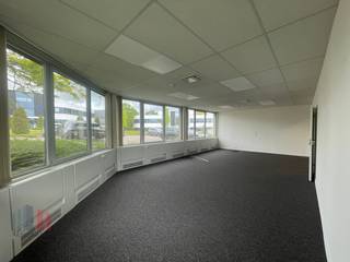 Kwalitatief kantoor van 244 m² met 241 m² magazijnruimte te huur.Gelegen op slechts 700 m van de op- en afrit Sint-Agatha-Berchem van de Brusselse...