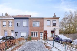 Layout:Ground floor:- entrance hall- living and dining area- equipped kitchen- bathroom with a bath, sink and toilet- porch - garden Floor 1:- night hall- bedroom 1- bedroom 2Floor 2:- attic (already equipped with electricity)Details:- quiet location in a dead end street- immediately available- spacious driveway with space for 2 cars- electric shutters- garden of approx. 25 m²- attic with potential- electricity in accordance with AREIThis property is subject to the renovation obligation imposed by the Flemish government for residential buildings (unless demolished within 5 years of purchase). For more information, consult the website of the Flemish Energy and Climate Agency at https://www.vlaanderen.be/een-woning-kopen/renovatieverplichting-voor-residentiele-gebouwen