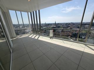 <p>Ontdek dit uitzonderlijk ruime nieuwbouwappartement van maar liefst 122 m² (exclusief terras!) op de tiende verdieping, waar comfort, klasse en een adembenemend vergezicht over de stad samenkomen. ✨</p>

<p>Vanaf het moment dat u binnenstapt, valt de overvloed aan ruimte en natuurlijk licht meteen op. De lichtrijke leefruimte vloeit naadloos over naar het royale terras, ideaal om de skyline van Roeselare bij zonsondergang te bewonderen. &amp;#127749; De moderne keuken en eigentijdse badkamer zijn afgewerkt met oog voor detail, terwijl twee comfortabele slaapkamers rust en privacy bieden.</p>

<p>Als nieuwbouw uit 2025 staat dit appartement garant voor energiezuinig en duurzaam wonen: EPC-label A, conforme elektriciteit, een performant ventilatiesysteem en verwarming via het warmtenet. &amp;#127807; Bovendien onmiddellijk beschikbaar.</p>

<p>Inbegrepen zijn een eigen staanplaats en een afzonderlijke, afgesloten berging op niveau -1. Een tweede staanplaats en bijkomende berging zijn bespreekbaar. &amp;#128663;</p>

<p>Centraal gelegen in het hart van Roeselare, op wandelafstand van scholen, het stadspark, openbaar vervoer en het treinstation — alles binnen handbereik, in een gegeerde residentie.</p>

<p>Een zeldzame combinatie van ruimte, comfort en uitzicht.<br /><br />Registreer vandaag nog uw kandidatuur via onderstaande link, daarna kan u uitgenodigd worden voor een bezoek.<br />https://mijnhuurprofiel.be/property/9a84fff2-ec30-4189-b80a-fdca49d75412</p>