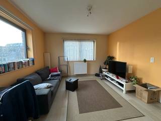 Het appartement is gelegen op de hoek van de Prins Boudewijnlaan en de Hendrick Marckstraat, op een steenworp van de parken in Wilrijk en opritten...