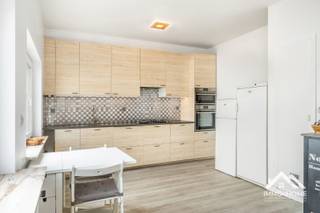 Dit mooie lichtrijke appartement is gelegen op de derde (bovenste) verdieping van het complex, en is te bereiken via zowel lift als trap. Je komt zo in een ruime inkomhal terecht, die je aan de straatkant tot in de leefruimte met open keuken brengt. De vele ramen bieden een mooi zicht op een stedelijke skyline, die ondanks de openheid toch ook genoeg privacy brengt. In de zithoek is er een charmante haard voorzien, ideaal om er in de koude winteravonden extra sfeer in te brengen. Achterin het pand zijn de twee ruime slaapkamers ondergebracht, met tussenin een bureel/hobbyruimte, allemaal uitgerust met airco's. De badkamer is voorzien van een riante inloopdouche, en ook de aansluitingen voor de wasmachine vinden we hier terug. Bij het pand hoort een eigen garage aan de straatkant. Het appartement is voorzien van driedubbele beglazing. Bezoekdag: 15/08 Inschrijven via mail naar tommy@immo-home.be, geen telefonische inschrijvingen! Volg ons op Fb en Insta. Voor meer info: www.immo-home.be. GRATIS SCHATTING &amp; GRATIS FINANCIEEL ADVIES