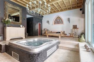 Commerciële Ruimte (222 m²)Op het gelijkvloers bevinden zich twee volledig uitgeruste en succesvol geëxploiteerde badhuizen, samen goed voor...