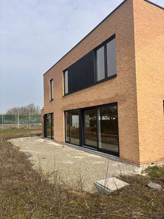 In een rustige, doodlopende straat bevindt zich deze hedendaagse halfopen woning met een doordachte indeling en veel lichtinval. De open leefruimte met keuken en kookeiland vooraan zorgt voor een eigentijds woongevoel en een praktische indeling.<br /><br />De woning is wind- en waterdicht, waardoor de verdere afwerking kan gebeuren volgens eigen smaak en budget. De woning beschikt over een gemetste carport en een aangename tuin met Zuid-West oriëntatie, ideaal om te genieten van de middag- en avondzon. De badkamer is uitgerust met zowel een ligbad als een inloopdouche, wat zorgt voor extra comfort.<br /><br /><strong>Troeven</strong><br />✓ open keuken met kookeiland vooraan<br />✓ gemetste carport<br />✓ badkamer met bad én inloopdouche<br />✓ Zuid-West oriëntatie (middag- en avondzon)<br />✓ rustige ligging in doodlopende straat<br /><br />Snel beschikbaar voor wie vlot wil schakelen.<br /><br />Voor prijzen en meer info <strong>bel naar 051 26 36 86</strong> of stuur een mail steven@lapeirre.be<br /><br /><span><em>Opgelet: *Prijzen zijn exclusief BTW en registratierechten.</em></span><br /> 