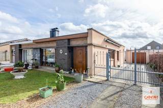 Deze charmante laagbouwwoning met twee slaapkamers is gelegen in een rustige woonwijk in het gegeerde Drongen. Via de inkomhal kom je in de...
