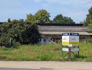 Graag bieden wij u twee bouwloten aan voor halfopen bebouwing, respectievelijk 2a75ca en 2a62ca groot, gelegen in het centrum van Bever, een...