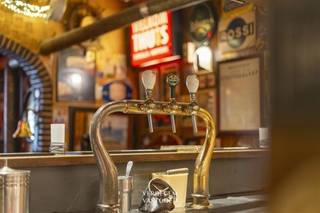 <p><span>Handelspand in hartje Gent<br /></span><span>In de Lange Steenstraat aan de rand van het Patershol en op een boogscheut van het Gravensteen, wacht een unieke handelskans: momenteel Café Folklore. <br />Al decennialang een iconisch café, een vaste halte tijdens toeristische rondleidingen en een begrip voor Gentenaars en bezoekers.<br />Ideaal gelegen voor de realisatie van uw handelsdroom!<br /><br />Troef: vrij van brouwer<br /><br /></span><span>Horecagedeelte: Café Folklore ademt authenticiteit <br /></span><span>Een massieve eiken toog, tafeltjes met een rood sigarettenproof blad, muren vol tegelwijsheden en vintage reclameborden: dit is één van de laatste échte bruine volkscafés van Gent.<br />Dankzij de vrijheid van brouwerij geniet je maximale autonomie in je uitbating een zeldzame troef in de sector. <br />Het horecagedeelte met terras, keukentje en toiletten biedt een warme basis voor wie het Gentse caféleven wil verderzetten of een eigen creatief horecaconcept wil uitrollen.<br /><br />Woongedeelte: boven het café bevindt zich een woongedeelte met drie slaapkamers, een leefruimte met open haard, badkamer met bad en een gezellig terrasje. <br />Een charmante thuis middenin de stad, waar wonen en ondernemen hand in hand gaan.<br /><br /></span><span>Erkend B&B in achterliggend gebouw<br /></span><span>Extra meerwaarde biedt de gastenkamer met eigen slaapkamer en kitchenette.<br /><br /></span><span>Historiek & beleving<br /></span><span>Het gebouw uit 1667 is doordrenkt van verhalen. <br />Cafébaas Jacques gaf er de afgelopen 40 jaar een eigen stempel aan: jukeboxmuziek, manillenclubs, gekookte eieren, droge worsten en kroakemandels.<br />Folklore is meer dan een café, het is een levend stukje stadsgeschiedenis.<br /><br />Prijs op aanvraag<br /><br /></span></p>