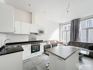Appartement ce situant au rez-de-chaussée prêt à être emménager, doté d'une agréable terrasse.<br />En entrant dans l'appartement, vous accédez au salon lumineux (20 m²), avec cuisine ouverte équipée. La cuisine est dotée d'un four à micro-ondes, d'une plaque de cuisson vitrocéramique et d'un four, et un plan de travail en pierre bleue.<br />À l'arrière de l'appartement se trouve la chambre (9 m²), qui offre un accès direct à la cour intérieure agréable. Vous trouverez ensuite la salle de bains, équipée d'une baignoire, d'un double vasque et d'un raccordement pour une machine à laver.<br />L'appartement dispose également de toilettes séparées et d'une cave pratique.