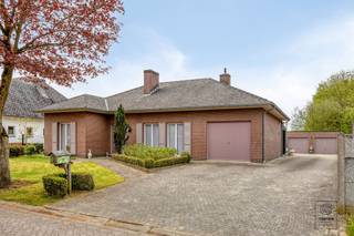 Bij het betreden van deze verzorgde woning wordt u verwelkomd in een ruime inkomhal. Aansluitend bevindt zich de lichtrijke leefruimte, waar...