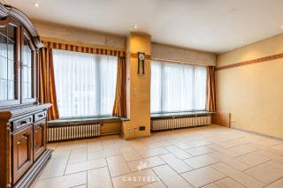 À la recherche d'une maison spacieuse en ville avec un énorme potentiel située dans un emplacement de premier choix à Gand ? Cette maison située dans la Sint-Lievenspoortstraat mérite absolument une visite.<br /><br />Points forts de la maison<br /><br />- 4 chambres, dont une grande chambre d'environ 40 m² au dernier étage<br />- Terrasse ensoleillée d'environ 24 m² accessible depuis le dernier étage<br />- Cour intérieure et terrasse surélevée supplémentaire<br />- Largeur de terrain attrayante de 7,2 mètres<br />- Grand séjour avec hauts plafonds<br />- 2 toilettes<br />- Cuisine et salle de bains en bon état<br />- Buanderie, débarras et cave sèche<br /><br />Cette maison pleine de caractère dispose de pas moins de quatre chambres, dont une pièce polyvalente exceptionnellement spacieuse d'environ 40 m² au dernier étage. Cet espace offre de nombreuses possibilités et peut parfaitement être aménagé en chambre supplémentaire, bureau, salle de loisirs, salle de jeux ou espace professionnel. Depuis cet étage, vous avez également accès à une terrasse ensoleillée de pas moins de 24 m².<br /><br />Grâce à la belle largeur du terrain de 7,2 mètres, la maison bénéficie d'une agréable sensation d’espace. Au rez-de-chaussée, vous trouverez un grand séjour avec hauts plafonds qui donne sur la cuisine. En outre, la maison dispose d'une cour intérieure agréable et d'une terrasse surélevée supplémentaire, vous offrant ainsi plusieurs espaces extérieurs. Pratique également : la maison possède deux toilettes.<br /><br />Rénovation avec possibilités<br /><br />La maison dispose d’un certificat PEB de classe F et constitue une excellente base pour ceux qui recherchent un projet de rénovation avec beaucoup de potentiel. La cuisine et la salle de bains sont encore en bon état, tandis que les volumes généreux et la disposition fonctionnelle offrent de nombreuses possibilités pour moderniser la maison selon vos goûts.<br /><br />Emplacement excellent<br /><br />L’emplacement est sans aucun doute l’un des plus grands atouts. Située dans la très prisée Sint-Lievenspoortstraat, vous êtes à distance de marche et de vélo du centre historique de Gand. Le parc populaire Zuidpark se trouve également à proximité, un endroit idéal pour se détendre, se promener ou faire du sport en pleine nature. Supermarchés, écoles, restaurants, cafés et transports en commun sont aussi dans l’environnement immédiat. Grâce à la proximité de la R40, B401, E17 et E40, vous bénéficiez également d’excellentes connexions vers Bruxelles, Anvers et Courtrai.<br /><br />Intéressé ? Contactez-nous pour organiser une visite sur place.