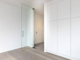 Deze unieke penthouse in een Bijna-Energie-Neutraal appartement met drie volwaardige slaapkamers bevindt zich op de vierde verdieping van residentie “van de Werve”. Het appartement heeft een ruime inkomhal met gastentoilet. De leefruimte met parket heeft een volledig uitgeruste keuken met eiland, een zitgedeelte en een stuk inpandig terras dat toegang biedt aan het dakterras.<br />De badkamer heeft een dubbele wastafel, inloopdouche en ligbad. In het appartement zelf is een grote technische berging, waar zich de warmtepomp en andere technieken bevinden. Het appartement heeft overal vloerverwarming en een gepantserde veiligheidsdeur.<br />In de ondergrondse parkeergarage is er eveneens een staanplaats met aanpalende bergruimte en het gebruik van de fietsenstalling in de prijs inbegrepen. <br /><br />De gemeenschappelijke kosten bedragen €190,-.