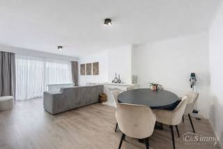 Dit ruime appartement van ca. 85 m², gelegen nabij de Bosuilpark, beschikt over een lichtrijke woonkamer op laminaatvloer (ca. 42 m²) met...