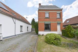 Deze eigendom geniet een unieke ligging op "Kwenenbos", vlakbij het schooltje in de Sint-Elooistraat en op een boogscheut van het Rotarybos en...