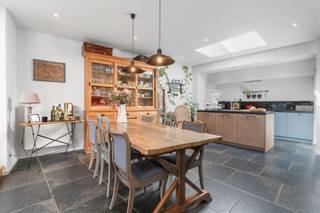 GERENOVEERDE STADSWONING IN HARTJE HARELBEKEVanafprijs: 299.000 euro Richtprijs: 330.000 euroINSTAPKLAAR WONEN MET STIJL EN COMFORTDeze volledig...