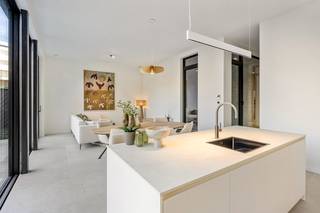 Ruim gelijkvloers appartement met uitzonderlijk hoge plafonds en uniek terras. (A001)Centrum Hasselt, op slechts 5 minuten wandelen van de grote...