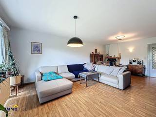 Dit charmant appartement bevindt zich op de 2de verdieping (lift aanwezig) en beschikt over een inkomhal met ingemaakte kast en een gastentoilet,...