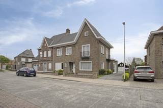 Ruime halfopen woning met 3 slaapkamers, gelegen in de Gravenstraat 22 te Izegem, op een perceel van 510 m² en met een bewoonbare oppervlakte van 206 m².Deze woning bevindt zich in een rustige straat in Emelgem, nabij het centrum van Izegem. Dankzij de centrale ligging geniet je van een vlotte bereikbaarheid naar winkels, horeca, openbaar vervoer en belangrijke invalswegen. Bovendien biedt de tuin de hele dag door zon en een mooi zicht op het groen.De woning werd gebouwd in 1962, werd steeds goed onderhouden en biedt heel wat potentieel voor wie op zoek is naar ruimte en mogelijkheden.Indeling van de woning:Gelijkvloers:inkomhallichtrijke leefruimtekeukentoiletkeldertuinhuis en garage Eerste verdieping:nachthal3 ruime slaapkamersbadkamerZolder:Grote stockageruimte/ extra kamersTroeven:Centrale ligging in Izegem/EmelgemZonnige, onderhoudsvriendelijke tuin met terrasRuime woning met uitbreidingsmogelijkhedenBen je op zoek naar een ruime woning met potentieel op een goede ligging? Plan dan zeker jouw bezoek in!De eigendom wordt aangeboden via de Pre-sale formule. Op 09/05/2026 tussen 10:00 en 12:00 kan u de woning op afspraak komen bezichtigen en een bod uitbrengen. De vermelde prijs is een instelprijs. Voor meer info, gelieve contact op te nemen met de dossierverantwoordelijke.Dit pand is onderworpen aan de renovatieverplichting van de Vlaamse overheid voor residentiële gebouwen (behoudens bij sloop binnen 5 jaar na de aankoop). Consulteer voor meer informatie de website van het Vlaams Energie- en Klimaatagentschap via https://www.vlaanderen.be/een-woning-kopen/renovatieverplichting-voor-residentiele-gebouwenBestuursmaatregelen in het maatregelenregister: nee