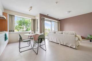 Maison de repos lumineuse au centre de Saint-NicolasCet appartement agréable et bien situé se trouve dans une résidence bien entretenue, à distance de marche du centre-ville et de plusieurs magasins. L'appartement se compose d'un espace de vie et d'une cuisine équipée dans un espace ouvert, donnant sur la terrasse et bénéficiant d'une belle vue sur la verdure. Il y a également une chambre à coucher et une salle de bains équipée avec douche à l'italienne, lavabo et toilettes. Un parking se trouve à l'arrière du bâtiment. On peut se promener tranquillement dans les parcs voisins, mais on peut aussi faire le tour de la ville à proximité. Intéressant aussi comme investissement !