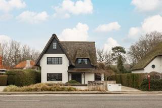 Looking for an office that immediately exudes confidence?Welcome to this charming villa on Kapelsesteenweg 266 in Brasschaat.Here you don't rent an...