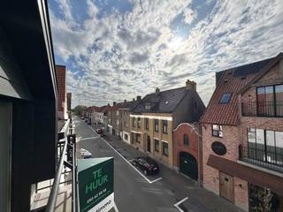 Lichtrijk, recent appartement in het commerciële centrum van Westkapelle.Indeling:Inkom, woonkamer met balkon, halfopen ingerichte keuken, badkamer...