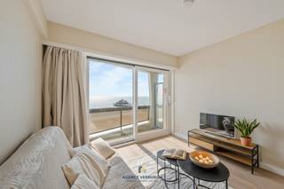 Op de negende verdieping van een verzorgde residentie aan zee bevindt zich dit volledig vernieuwde appartement, waar klasse, rust en comfort samenkomen. De zand- en natuurtinten brengen de sfeer van het strand naar binnen, terwijl de harmonie tussen leefruimte en keuken zorgt voor een open, lichtrijk en uitnodigend geheel. Vanop het balkon met zicht op zee en de iconische Pier geniet u van elke zonsondergang. De keuken, badkamer en slaapkamer werden met oog voor detail vernieuwd, met duurzame materialen, kwaliteitsvolle afwerking. Volledig instapklaar – klaar om meteen te genieten van een zorgeloos verblijf aan zee.<br /><br />Verwarming: Elektrisch | EPC: 212 kWh/m² ~ UC: 0003275858-RES-1 | Oppervlakte: +/- 42 m² (totale indicatieve oppervlakte op basis van EPC-attest) | Overstromingsgevoeligheid: P-Score: A (A0859/00K021), G-score: A (ID 7781984|8045897) | Stedenbouwkundige inlichtingen: Woongebied, Vergund, Geen gerechtelijke of maatschappelijke maatregelen opgelegd, Geen voorkooprecht, Geen verkavelingsvergunning