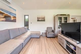 <p>Deze woning in de Tiburstraat combineert een vlotte bereikbaarheid met een centrale ligging nabij belangrijke invalswegen. Dankzij de ruime indeling en de aanwezige volumes biedt deze woning enorm veel potentieel voor wie op zoek is naar een eigen renovatieproject of een investering met toekomstmogelijkheden. De lichtrijke leefruimte, veranda en praktische keuken vormen een mooie basis om verder naar eigen smaak in te richten. Daarnaast zorgen de ruime kelder en de grote zolder voor extra opslagruimte of uitbreidingsmogelijkheden. Een interessante opportuniteit voor wie comfortabel wil wonen in Rumst met een vlotte verbinding richting Antwerpen en Brussel.</p>

<p>Belangrijkste ruimtes:<br />• Ruime living met aangename lichtinval<br />• Praktische keuken uitgerust met vaatwasser, koelkast, diepvries, oven en elektrische kookplaat<br />• Veranda met extra leefruimte<br />• Badkamer met douche en enkele spoelbak<br />• Twee slaapkamers, beide voorzien van airco<br />• Grote zolder met uitbreidingsmogelijkheden<br />• Zeer ruime kelder ideaal als opslagruimte of hobbyruimte</p>

<p>Troeven:<br />• Vlot bereikbaar via belangrijke invalswegen<br />• Centrale ligging tussen Antwerpen en Brussel<br />• Woning met enorm veel potentieel</p>

<p>Neem vandaag nog contact op met je ERA-makelaar voor een bezoek. JOUW DROOMHUIS. ZO GEVONDEN!</p>