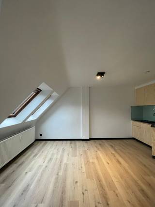 <span>Een bezoekmoment aanvragen kan via onze website: https://vicusvastgoed.be/nl/te-huur .<br />Ga naar het respectievelijke pand en klik op ‘bezoek aanvragen’.<br />Na het invullen van ‘mijn huurprofiel’ koppelen wij spoedig terug.<br /><br />Niet bellen!<br /><br />Mobiscore: 9,5/10<br /><br />Gelegen op wandelafstand van station Gent-Sint-Pieters, met vlotte en directe verbindingen naar de R4, R40, E40 en E17. Daarnaast is het pand uitstekend bereikbaar met de fiets en heeft het rechtstreekse tram- en busverbindingen.<br /><br />Bij het betreden van de studio valt meteen de slimme indeling op. <br />De studio bevat een inkomhal met aansluitend de badkamer die volledig is uitgerust met een douche, lavabo en toilet.<br /><br />De woonkamer en slaapkamer vormen samen een ruime, open leefruimte die u volledig naar eigen smaak kunt inrichten. De keuken bevat een kookvuur, gootsteen en dampkap.<br /><br />EPC B<br /><br />Huurprijs: 615 euro<br />Gemeenschappelijke kosten, elektriciteit, gas, water: 135 euro.</span>