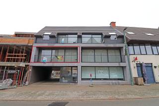 Modern appartement met 3 slaapkamers op de markt van Egem.<br /><br />Het appartement ligt op de eerste verdieping van de kleinschalige residentie Germanus.<br /><br />We komen het appartement binnen via de inkomhal met apart gastentoilet. Van hieruit bereik je de lichtrijke leefruimte met aansluitend de open keuken en een wasplaats/berging. Terug in de inkom bereik je de 3 slaapkamers en de badkamer. Zowel voor- als achteraan bevindt zich een ruim terras. Ook is er een garage aanwezig voor 1 wagen.<br /><br />Het appartement is volledig geschilderd en voorzien van verlichting en gordijnen.